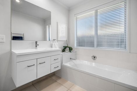 Photo of property in 33 Rainey Crescent, Papamoa Beach, Papamoa, 3118