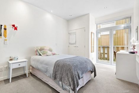 Photo of property in 77 Tiketike Way, Brooklyn, Wellington, 6021