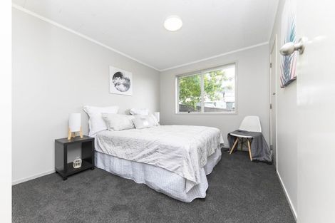 Photo of property in 35 Kemp Road, Massey, Auckland, 0614