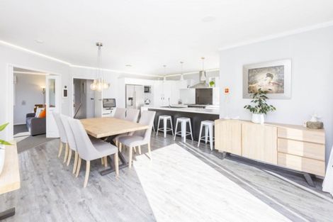 Photo of property in 32 King Charles Drive, Kingsley Heights, Upper Hutt, 5018