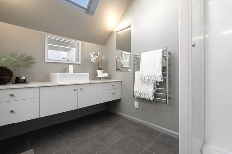 Photo of property in 247 Devonport Road, Tauranga, 3110