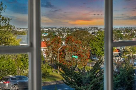 Photo of property in 1/32 Rosewarne Crescent, Glendene, Auckland, 0602