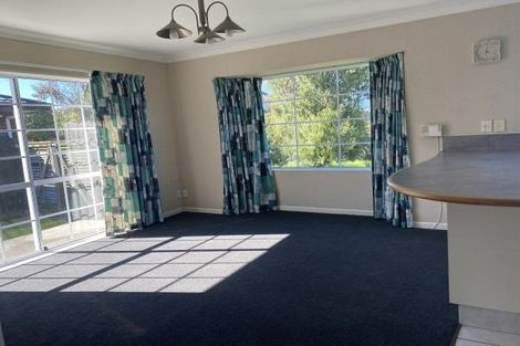 Photo of property in 16 Rosebank Avenue, Kelvin Grove, Palmerston North, 4414