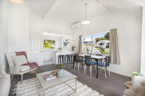 Photo of property in 5 Pimlico Place, Newlands, Wellington, 6037