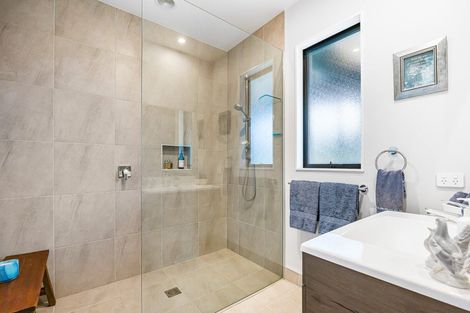 Photo of property in 18 Awanui Crescent, Matakana, 0985