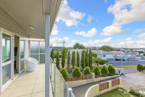 Photo of property in 86 Kitchener Road, Milford, Auckland, 0620