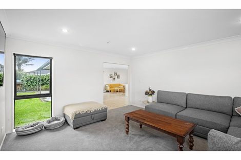 Photo of property in 22 Ripple Grove, Waiuku, 2123
