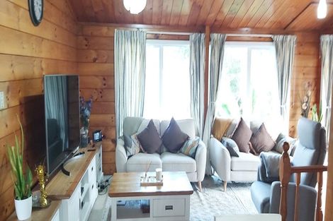 Photo of property in 1 Willowbrook Place, Titirangi, Auckland, 0604