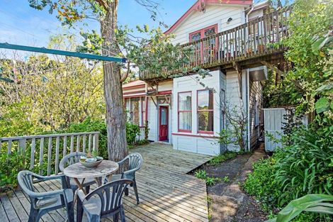 Photo of property in 15a Mortimer Terrace, Aro Valley, Wellington, 6021