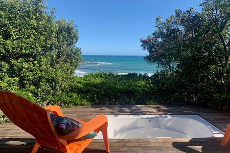 Photo of property in 10 Cave Road, Houghton Bay, Wellington, 6023