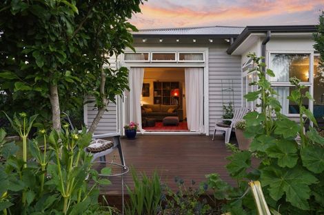 Photo of property in 127 Weston Road, St Albans, Christchurch, 8052