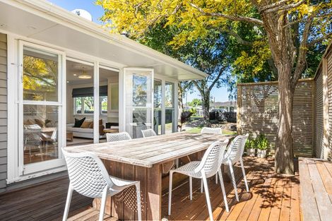 Photo of property in 33 Muir Avenue, Mangere Bridge, Auckland, 2022