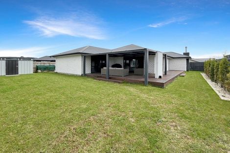 Photo of property in 104 Johnstone Drive, Fitzherbert, Palmerston North, 4410