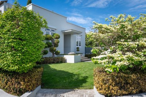 Photo of property in 2 Busby Hill, Havelock North, 4130