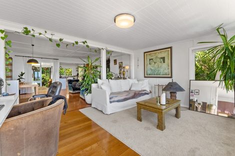 Photo of property in 72 Garden Road, Piha, New Lynn, 0772