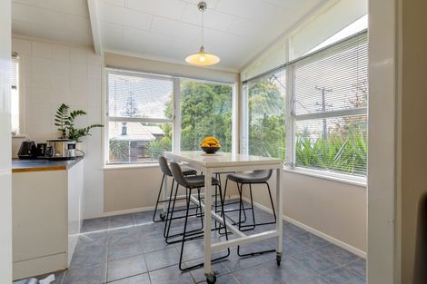Photo of property in 21 South Lynn Road, Titirangi, Auckland, 0604