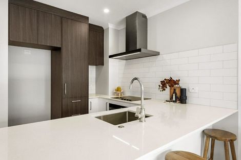 Photo of property in 2/1 Parapara Place, Albany, 0632