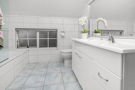 Photo of property in 1/6 Mahuta Grove, Northcote, Auckland, 0627