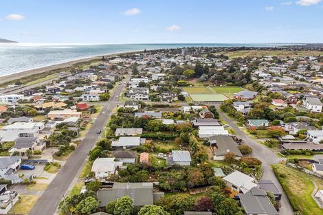 Photo of property in 105 Seaview Road, Paraparaumu Beach, Paraparaumu, 5032