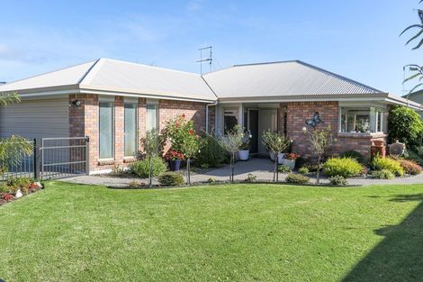 Photo of property in 19 Edgewater Grove, Whakatane, 3120