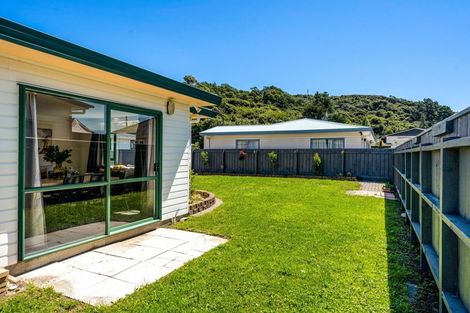 Photo of property in 3 Dover Road, Wainuiomata, Lower Hutt, 5014