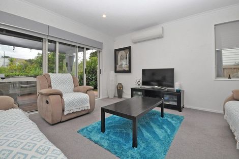 Photo of property in 11 Mahinga Lane, Massey, Auckland, 0614