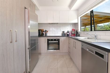 Photo of property in 16 Rauta Way, Helensville, 0800