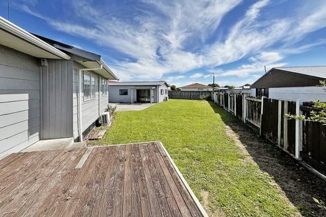 Photo of property in 26 Cumberland Place, Kelvin Grove, Palmerston North, 4414