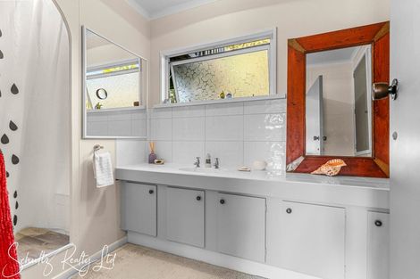 Photo of property in 23 Oxford Street, Whakapirau, 0583