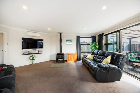 Photo of property in 12 Lorenzo Place, Kelvin Grove, Palmerston North, 4414
