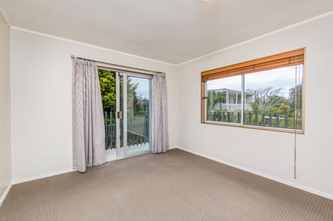 Photo of property in 35 Kemp Road, Massey, Auckland, 0614
