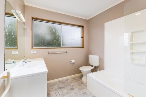 Photo of property in 35 Kemp Road, Massey, Auckland, 0614