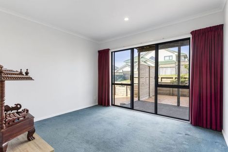 Photo of property in 10 Bennett Grove, Newlands, Wellington, 6037