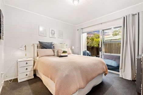 Photo of property in 68a Colwill Road, Massey, Auckland, 0614