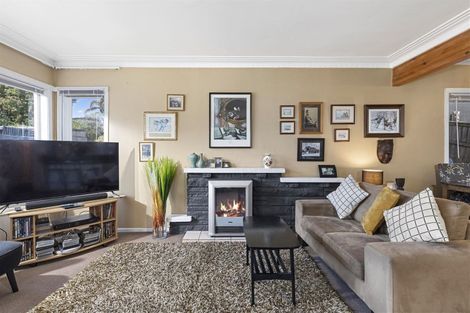 Photo of property in 389 Wairau Road, Totara Vale, Auckland, 0629