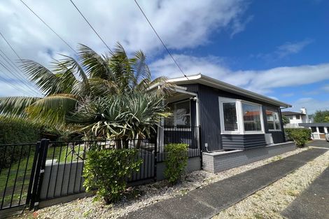 Photo of property in 1 Frater Avenue, Milford, Auckland, 0620