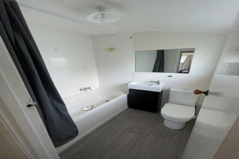 Photo of property in 71 Golf Road, New Lynn, Auckland, 0600