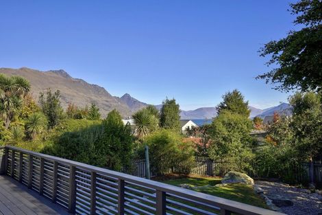 Photo of property in 11 Cedar Drive, Kelvin Heights, Queenstown, 9300