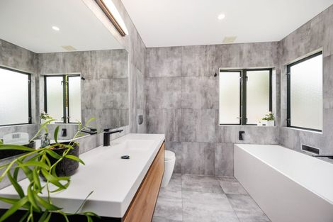 Photo of property in 27 Abby Road, Fitzherbert, Palmerston North, 4410