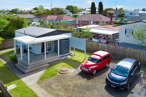 Photo of property in 1/8 Devon Street, Te Atatu South, Auckland, 0610