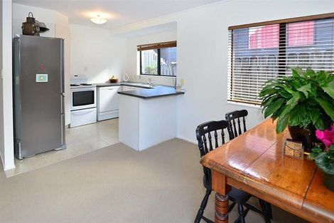 Photo of property in 2/20 Valecrest Place, Bayview, Auckland, 0629