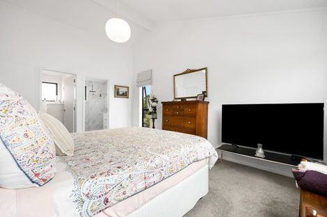 Photo of property in 2/58 Hillcrest Avenue, Hillcrest, Auckland, 0627
