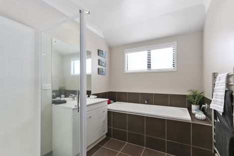 Photo of property in 21 Corsica Way, Karaka, Papakura, 2113