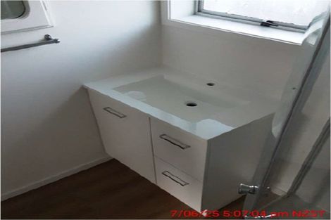 Photo of property in 1 Albany Road, One Tree Point, 0118