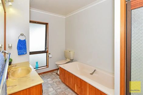 Photo of property in 1 Kingsclere Place, Goodwood Heights, Auckland, 2105