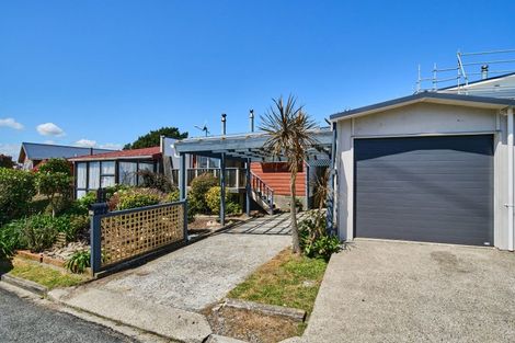 Photo of property in 39 Edgecombe Street, Newlands, Wellington, 6037