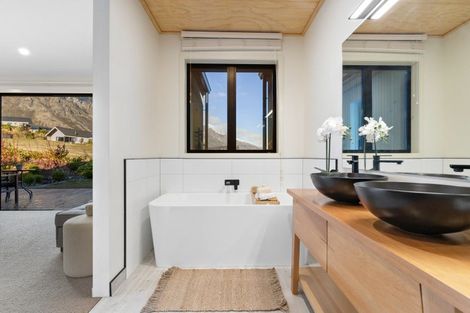 Photo of property in 9 Arran Lane, Jacks Point, Queenstown, 9371