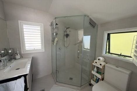 Photo of property in 905e East Coast Road, Northcross, Auckland, 0632
