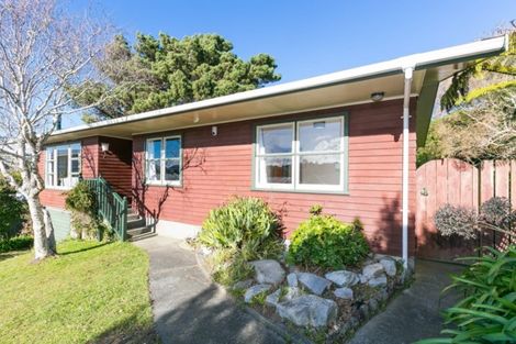 Photo of property in 6 Merritt Way, Newlands, Wellington, 6037