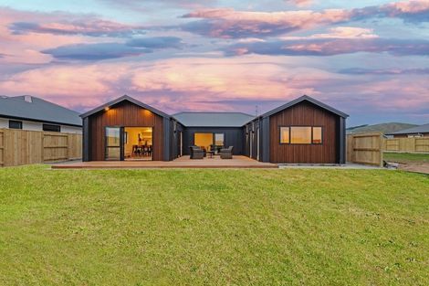 Photo of property in 45 Sardinia Grove, Fitzherbert, Palmerston North, 4410